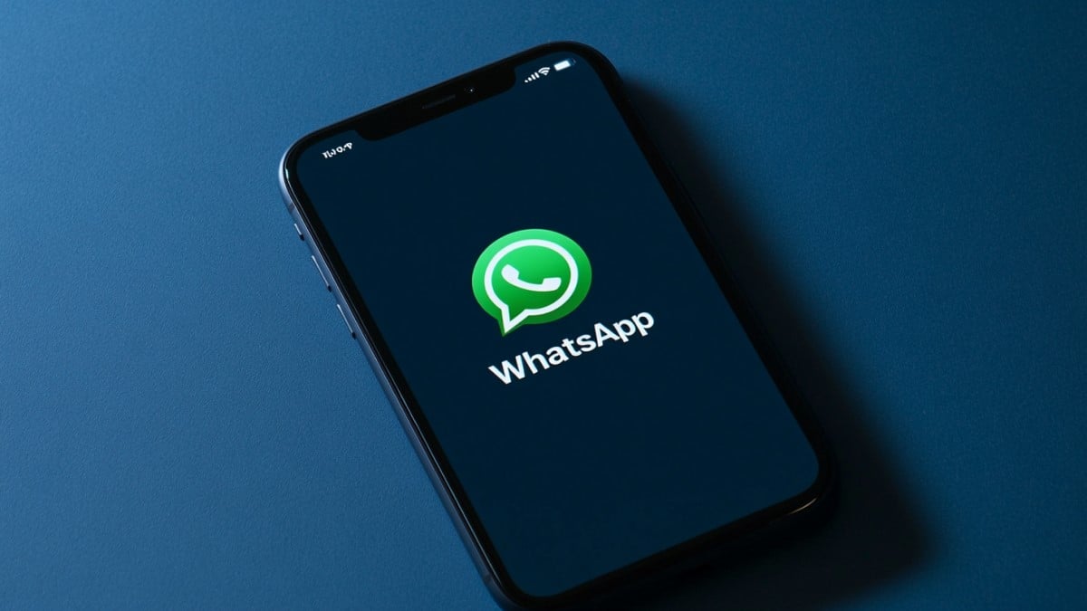 Smartphone avec WhatsApp ouvert