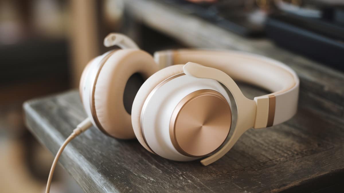 Casque audio beige élégant