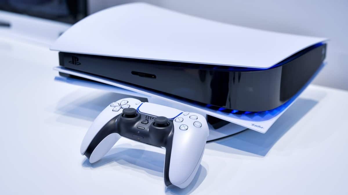 PlayStation 5 et manette blanche