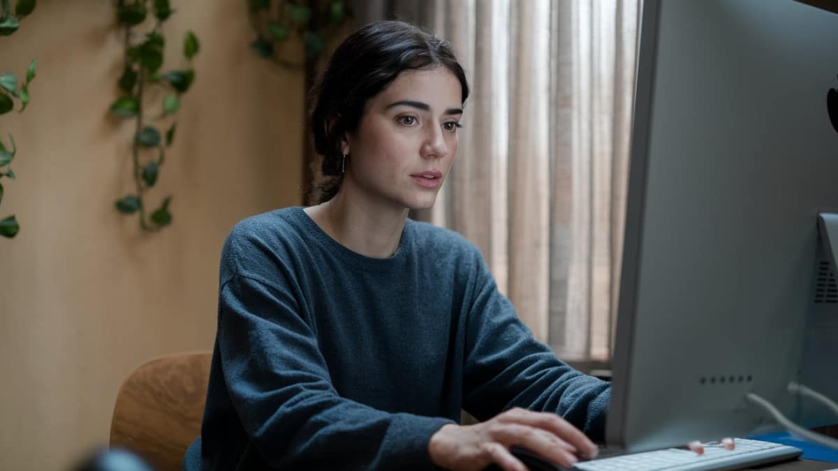 Femme devant ordinateur de bureau