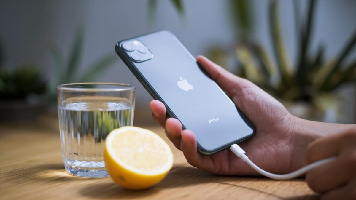 iPhone, citron et eau