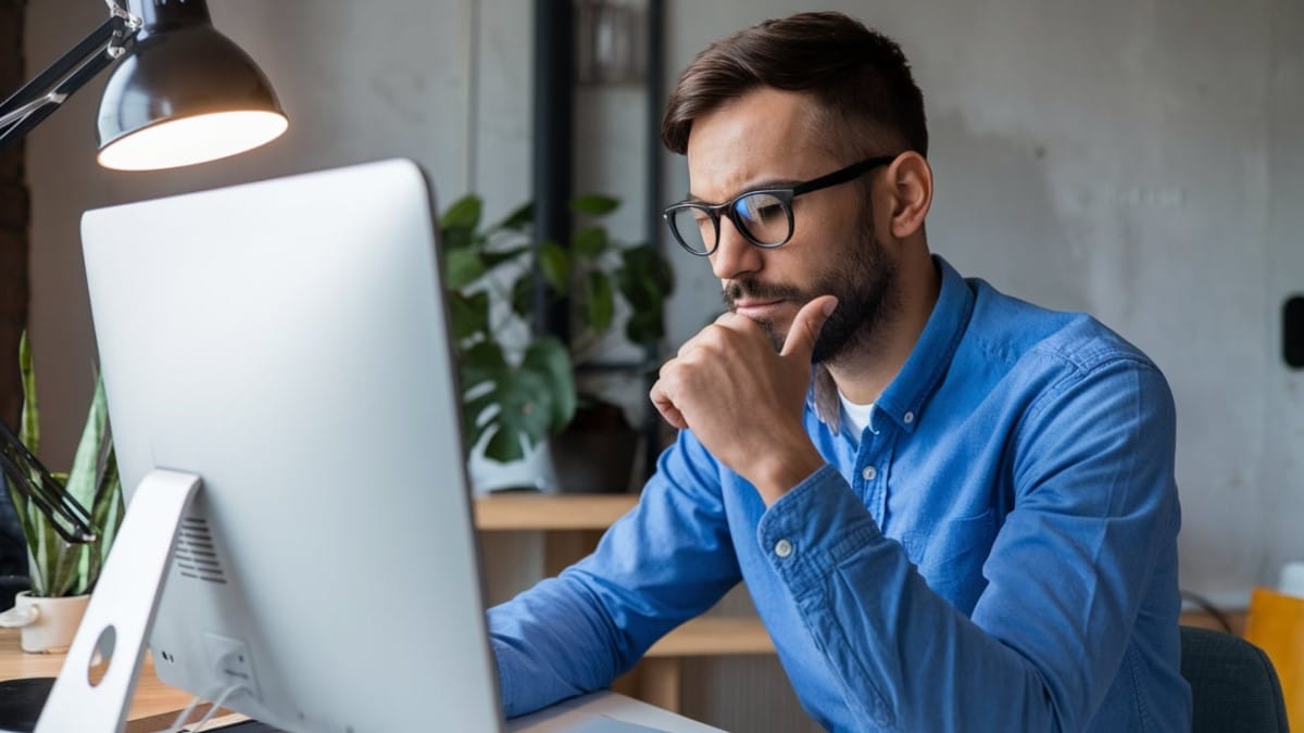 Homme travaillant à l'ordinateur