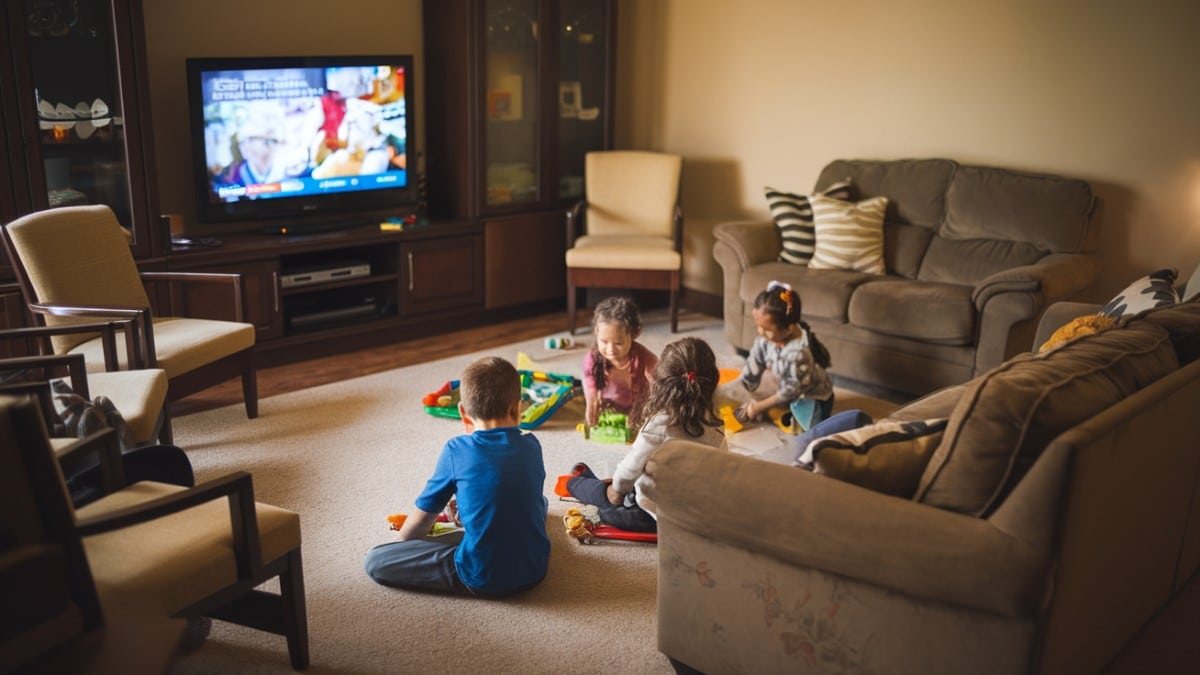 Enfants jouant dans le salon