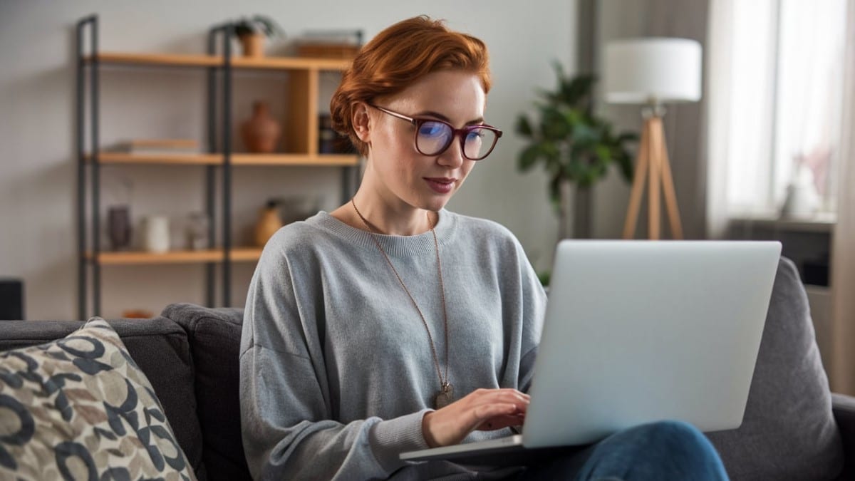 Femme concentrée sur laptop