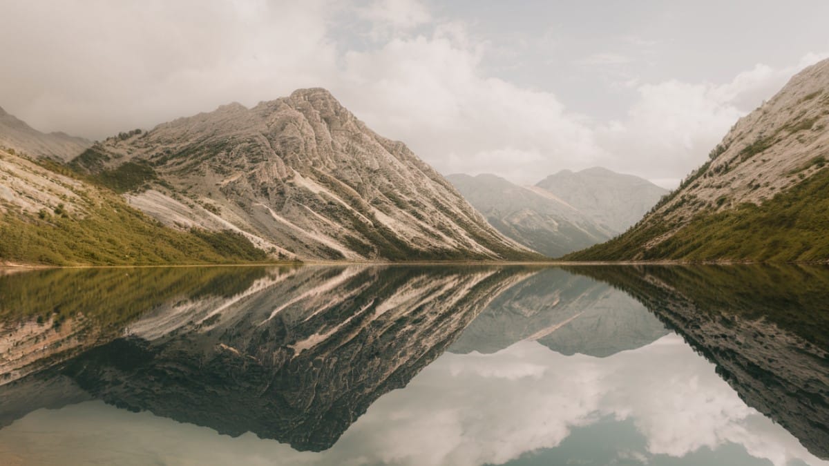 Montagnes reflétées sur lac paisible