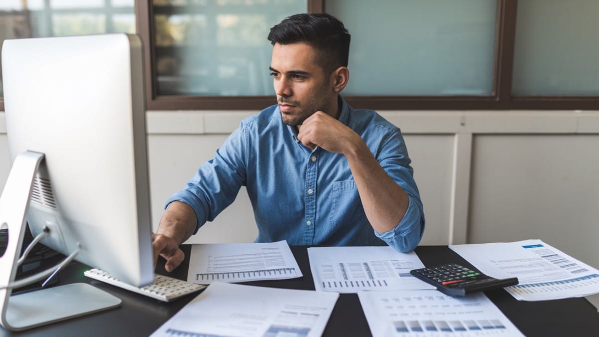 Homme concentré devant ordinateur