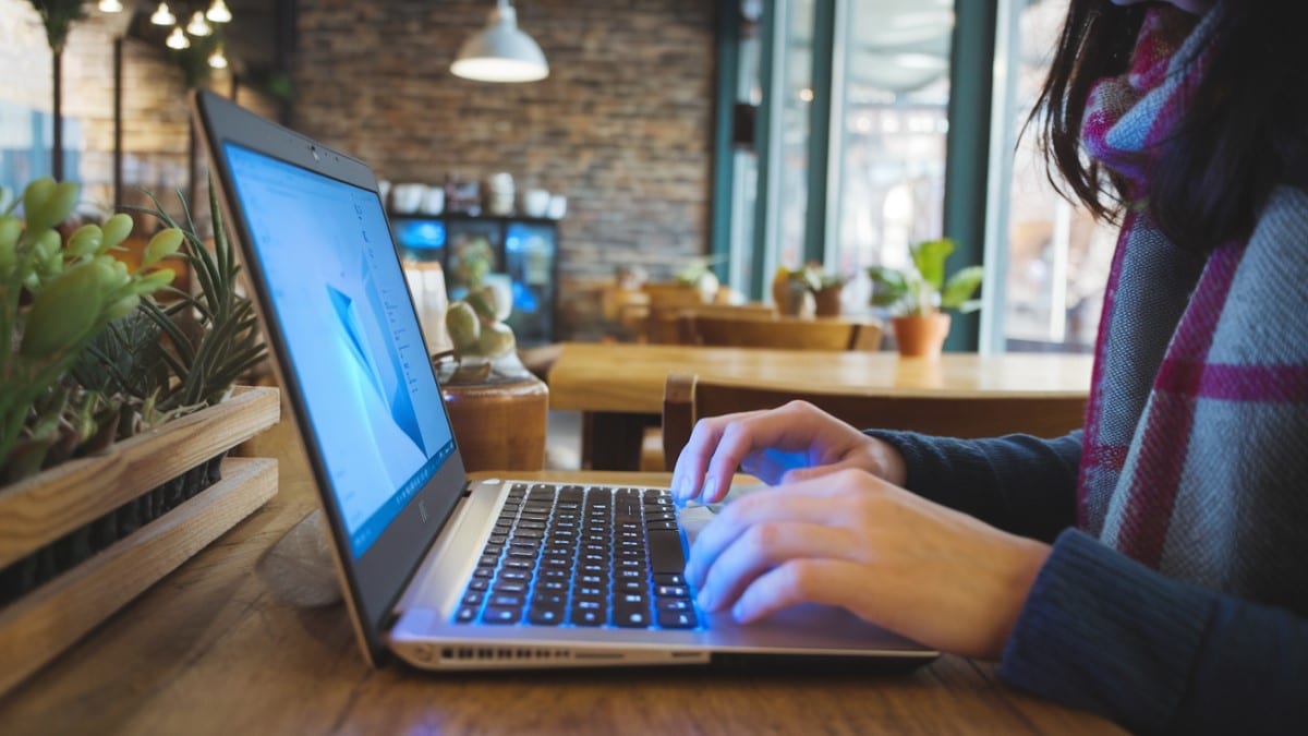 utilisation d'un laptop au café