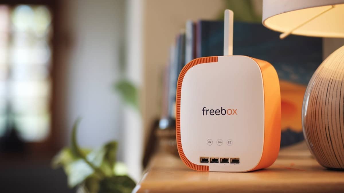 Modem Freebox sur une étagère