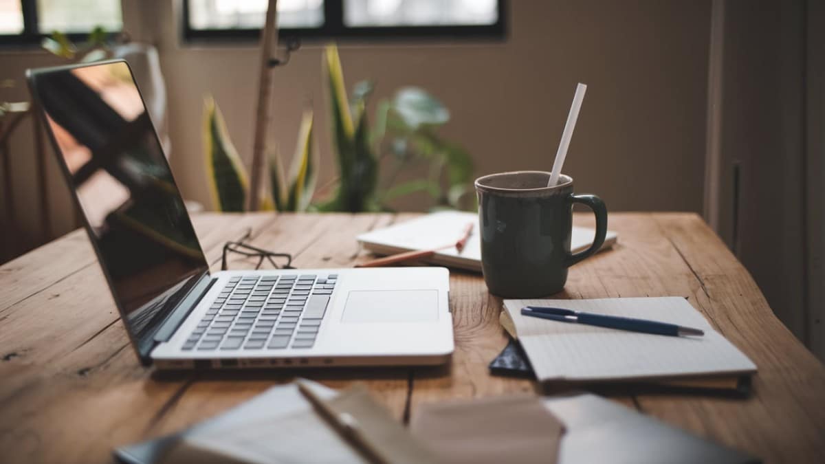 Bureau avec ordinateur portable