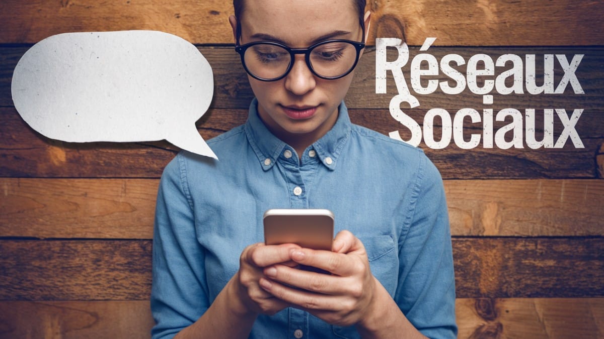 Femme sur smartphone et réseaux sociaux