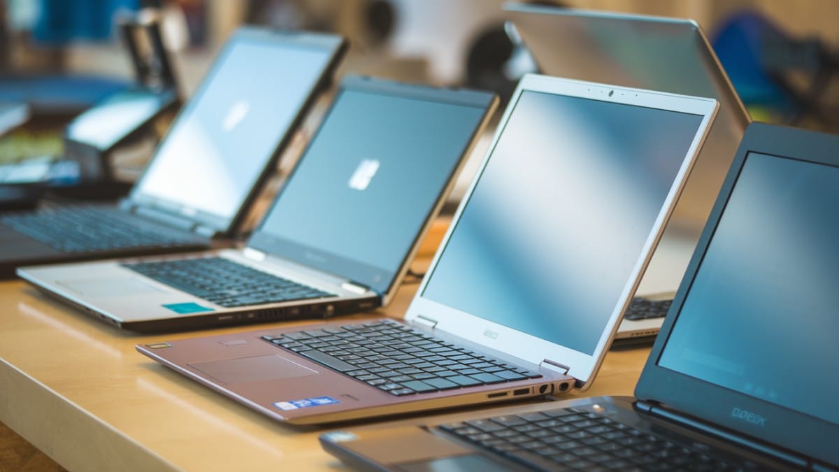 Plusieurs ordinateurs portables exposés